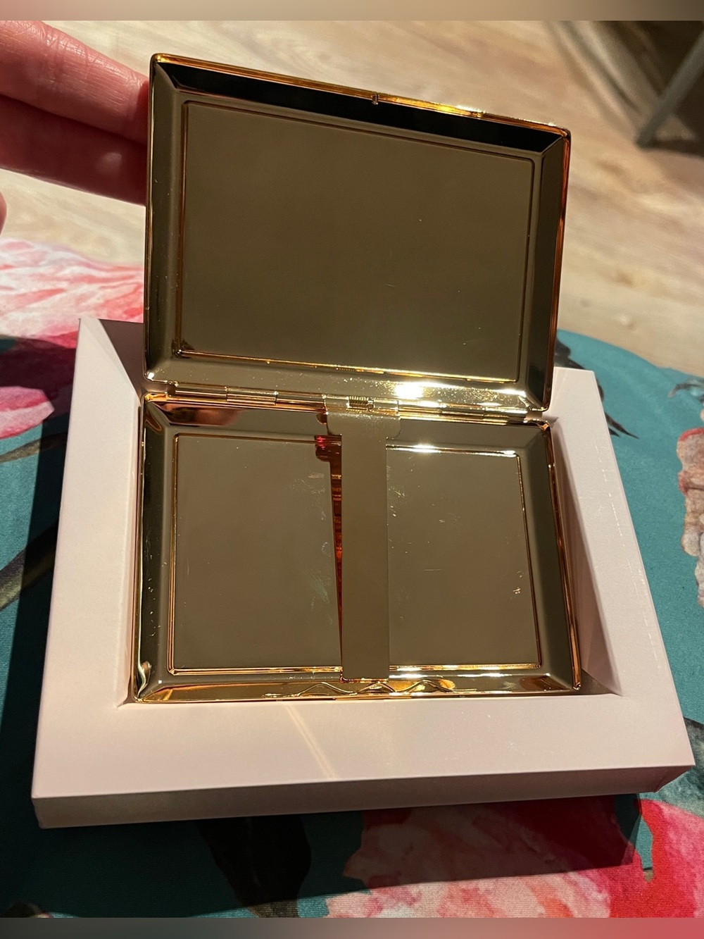 Kate Spade White and Gold Spade Street ID/Card Holder *Minor Flaws* - Picture 10 of 14